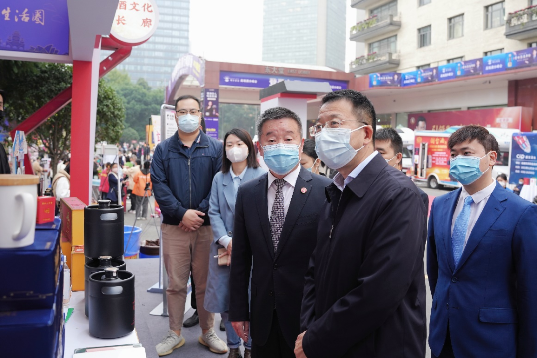 人生就是博集团领导赴2022锦江宾馆酒类商务洽谈会现场检查指导工作