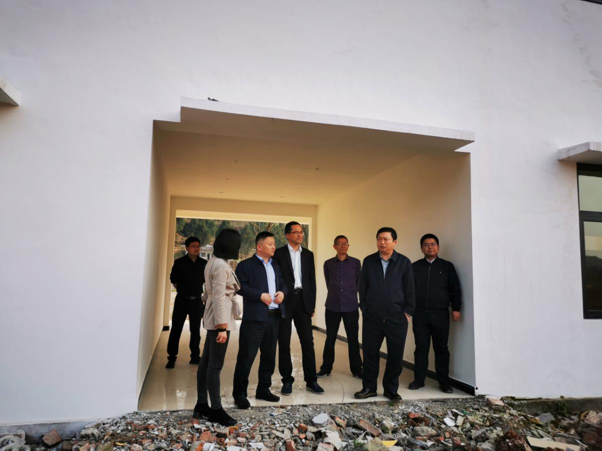 人生就是博集团党委副书记、董事陈日到邓家沟村开展帮扶工作