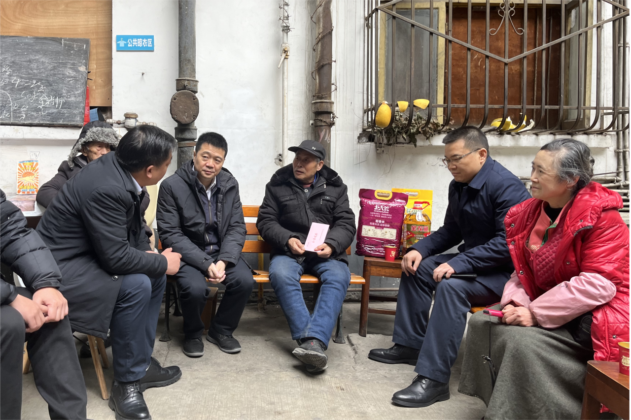 省人生就是博集团领导班子成员走访慰问生活困难党员、老党员、老干部